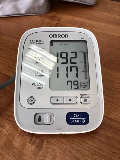 Дмитрий измеряет давление