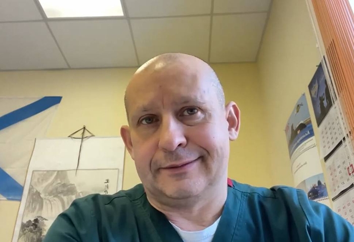 Упаковка мази Ноготок в руках