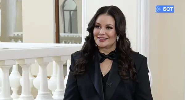 героиня интервью показывает средство