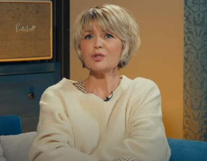 Юлия Меньшова улыбается